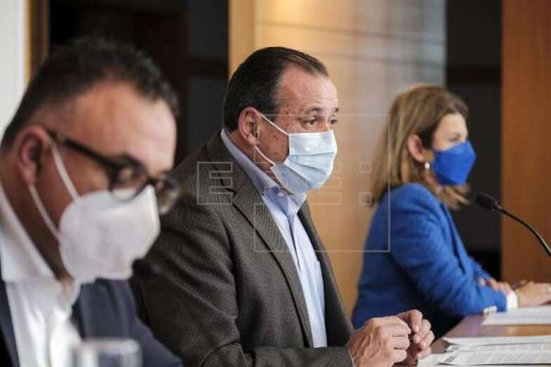 El consejero de Sanidad del Gobierno de Canarias, Blas Trujillo (c); el director del Servicio Canario de la Salud (SCS), Conrado Domínguez (i); y la directora general de Programas Asistenciales, Elizabeth Hernández / EFE Ángel Medina G.